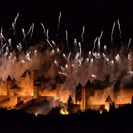 Au Pied De La Cite カルカソンヌ