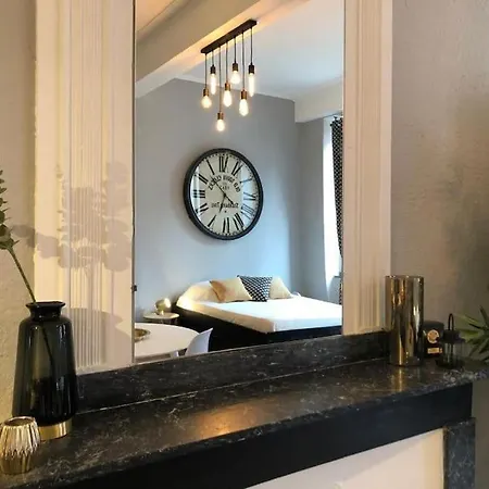 Au Pied De La Cite * قرقشونه