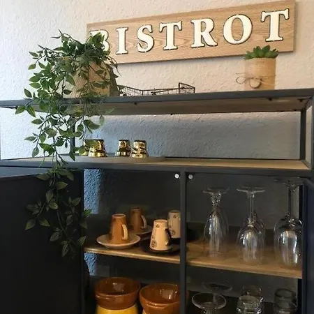 Au Pied De La Cite قرقشونه