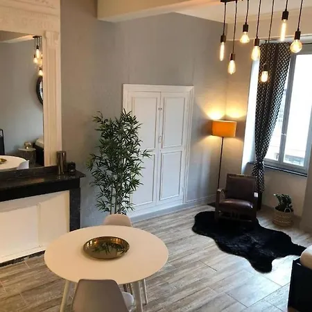 Au Pied De La Cite * قرقشونه