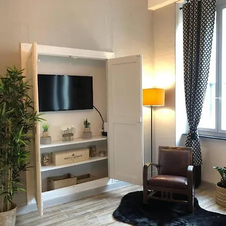 Au Pied De La Cite カルカソンヌ